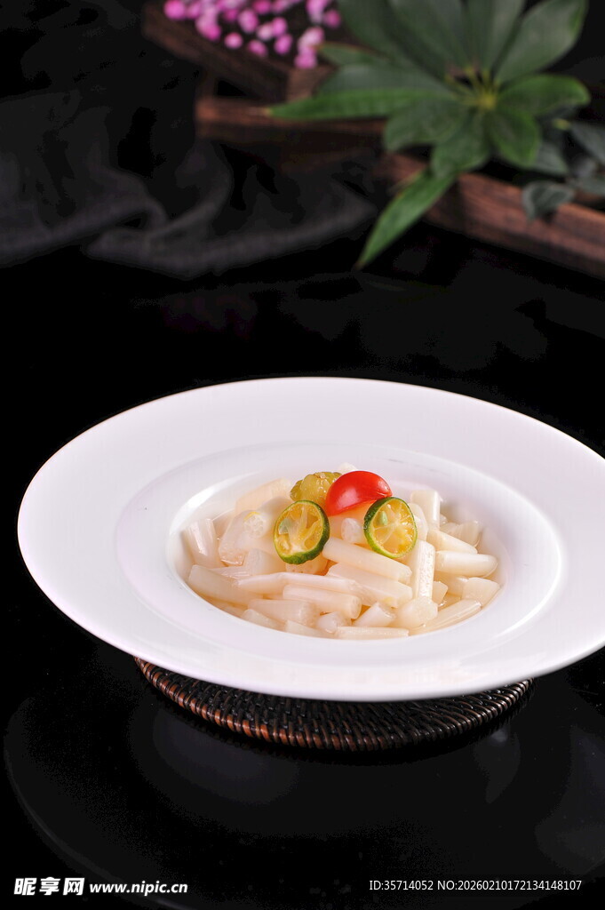 精致白盘装的美味菜肴