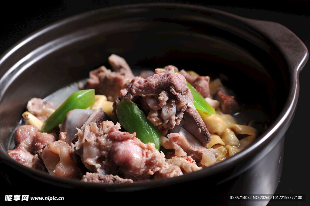 砂锅炖煮的美味肉块