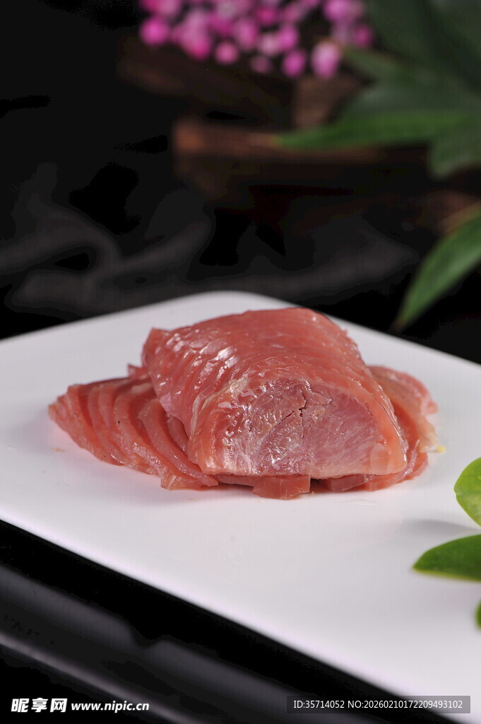 新鲜生肉置于白色盘上