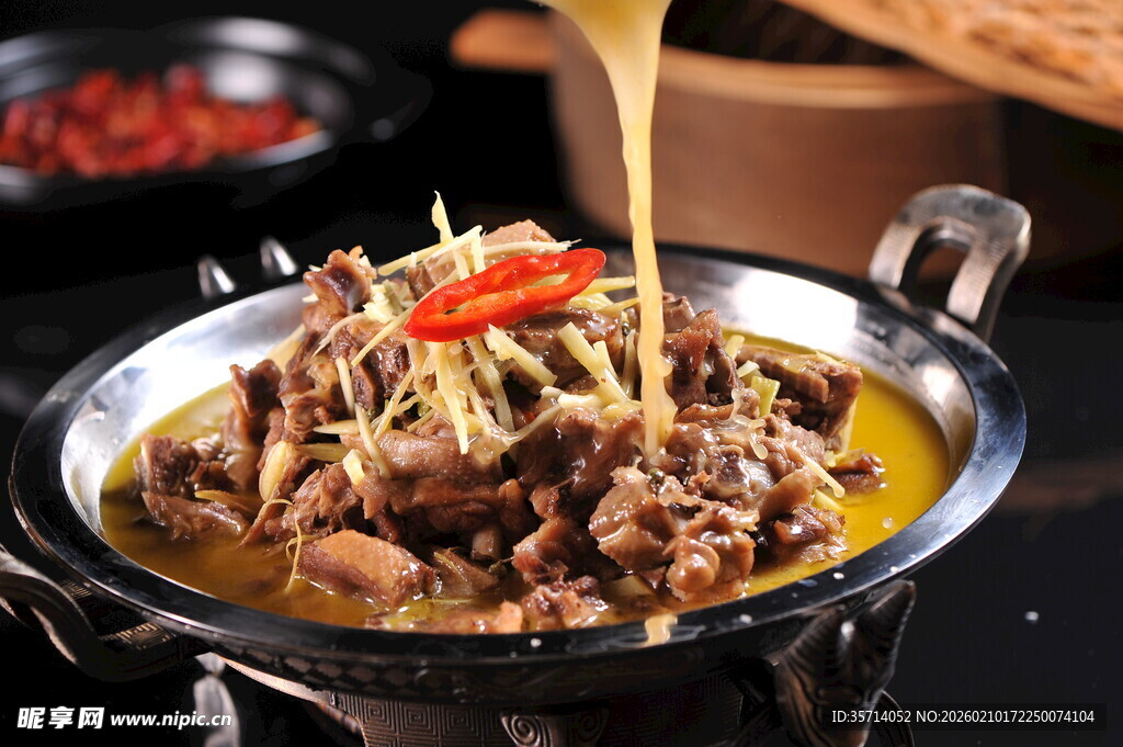 香浓牛杂锅美味正倾注