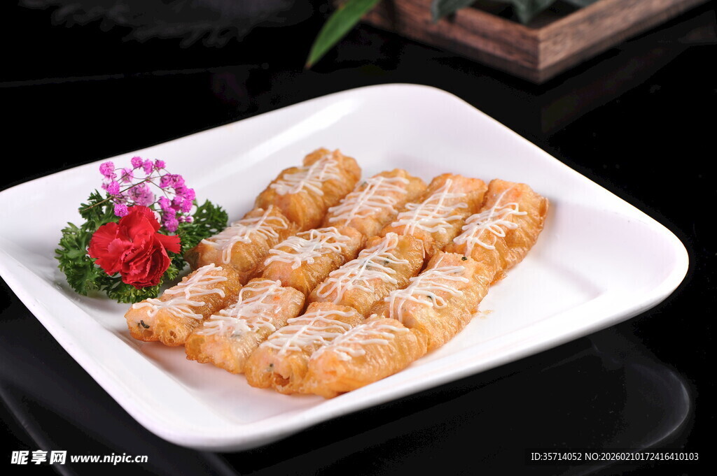 香酥炸春卷摆于精致盘中