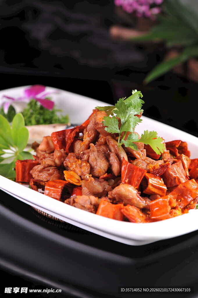 美味香辣炒肉摆盘精致