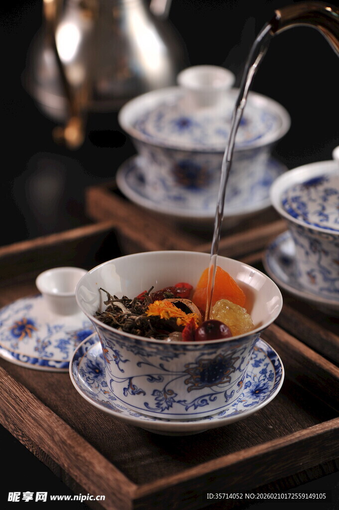 青花瓷茶具中的养生茶