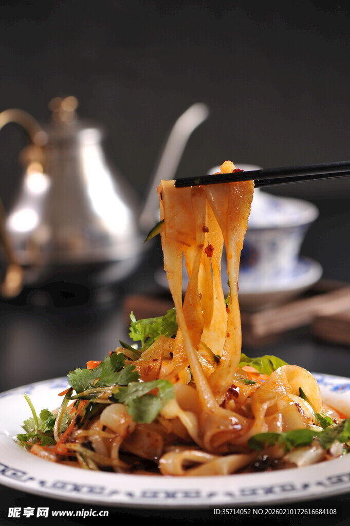 美味凉皮色泽诱人