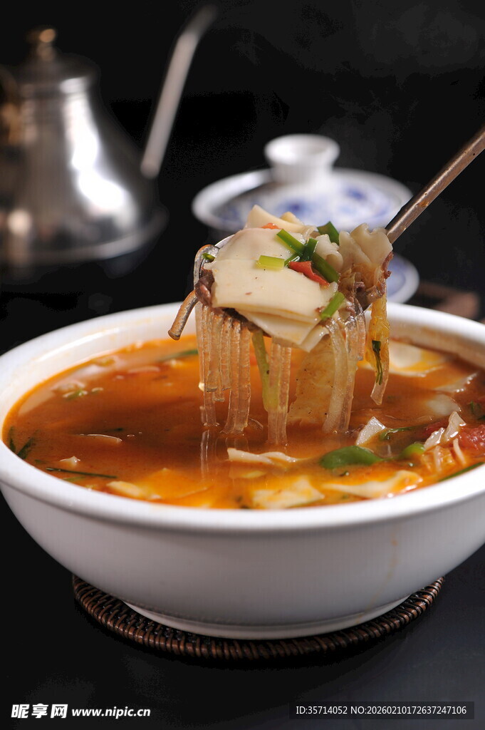 美味酸辣汤食材丰富诱人