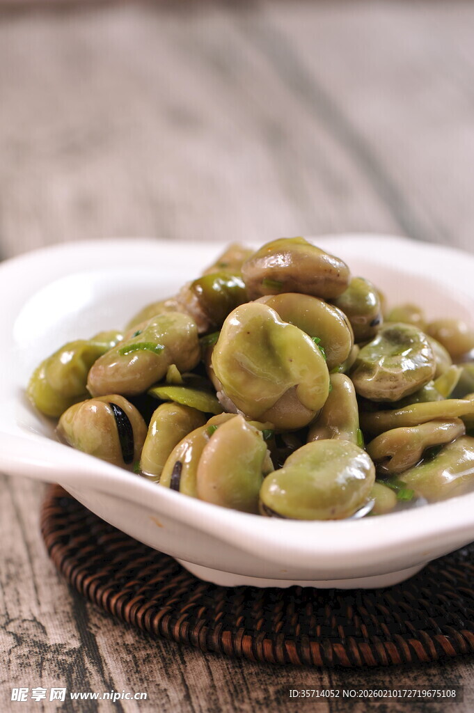 瓷盘里的鲜嫩蚕豆