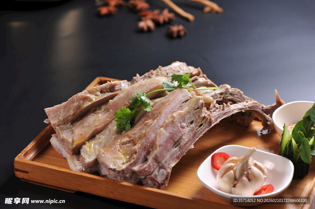 美味烤羊排配特色蘸料