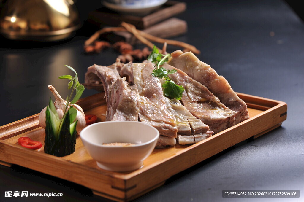 美味烤羊排配精致小菜