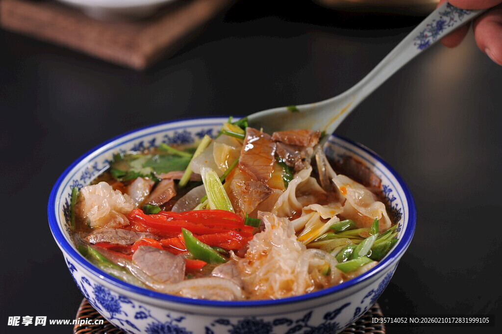 美味中式牛杂面诱人瞬间