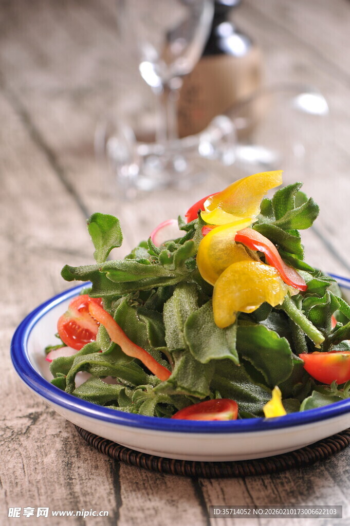 新鲜多彩蔬菜沙拉