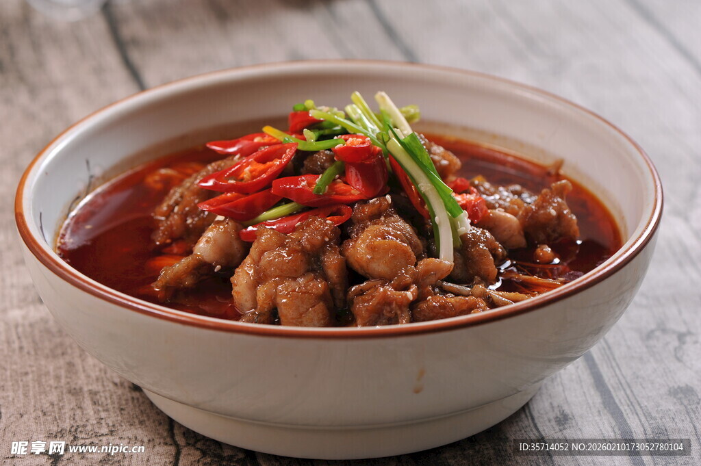 美味红烧牛蛙盛于碗中