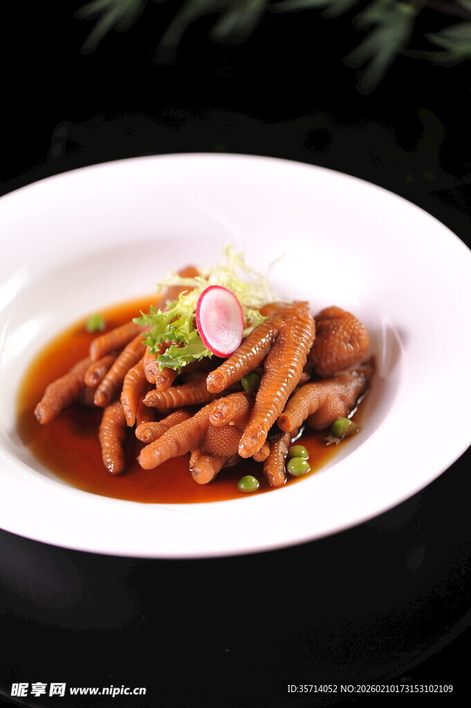 美味卤鸡爪摆于白盘