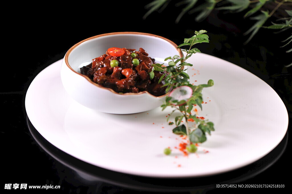 精致小碗装特色辣味菜肴