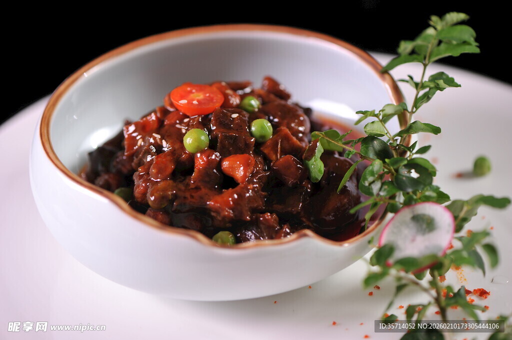 美味红烧牛肉碗中呈现