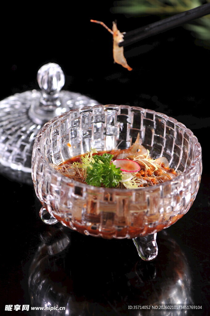 透明玻璃碗中的美味醉虾