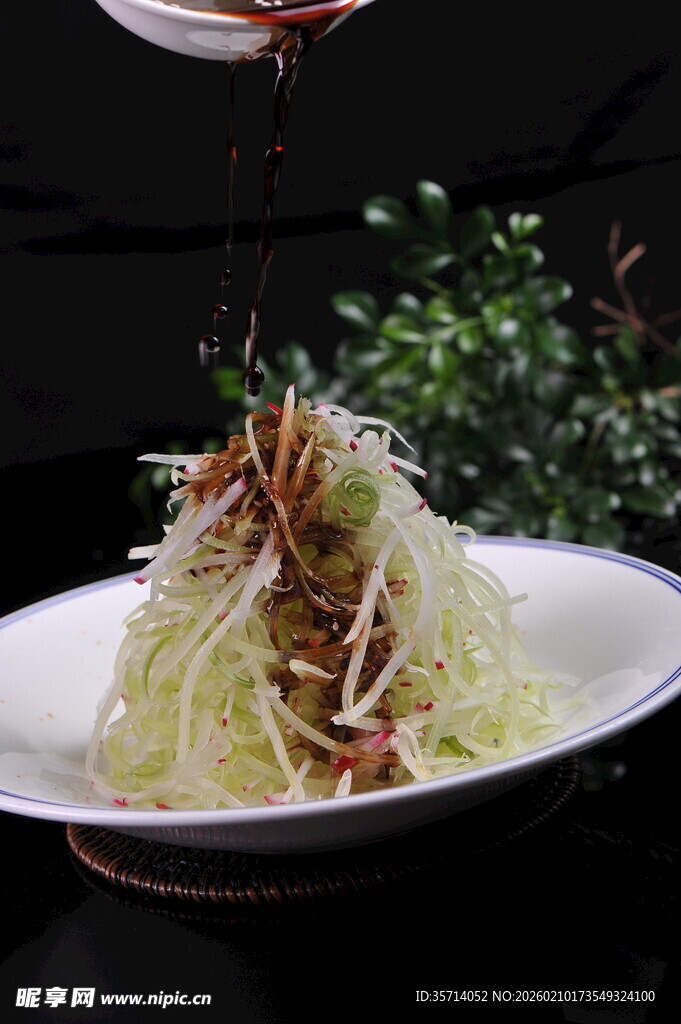凉拌菜浇汁瞬间