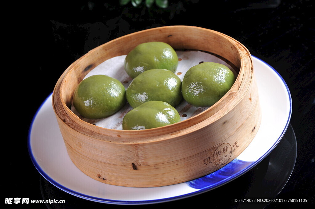 竹制蒸笼里的青团