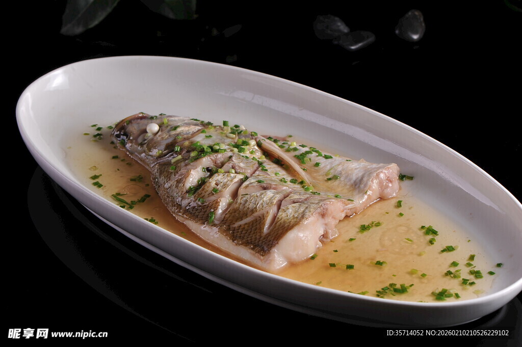 清蒸白鱼摆盘精致