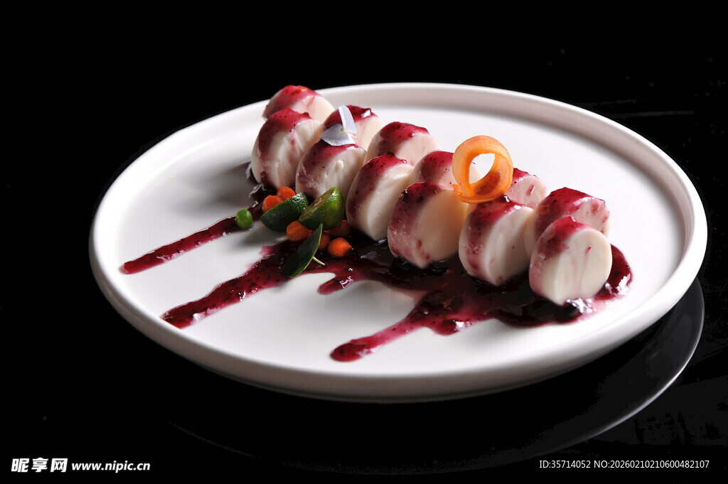 精致摆盘的多彩卷状美食山药