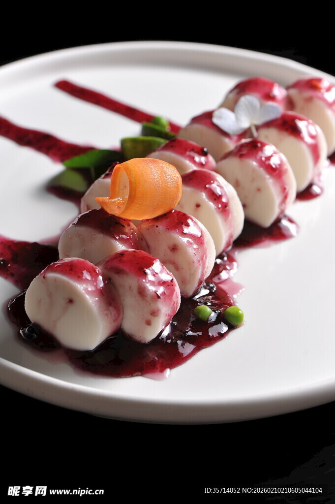 精致摆盘的特色卷状美食山药