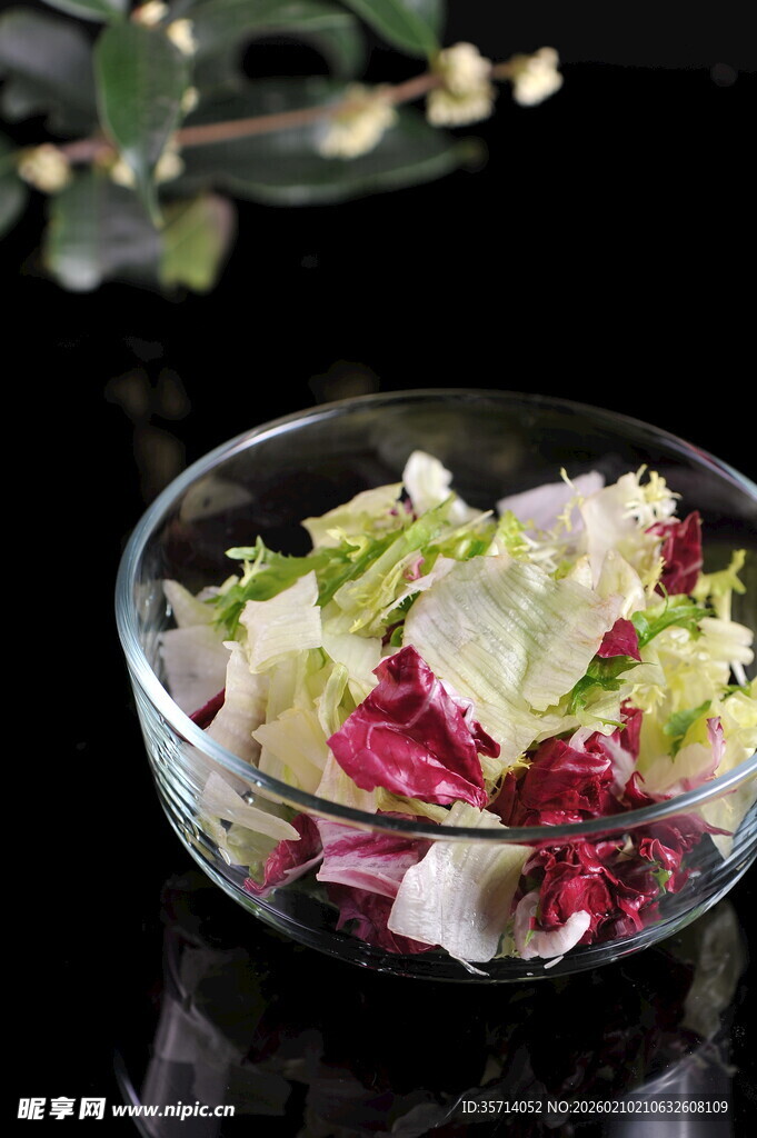 玻璃碗中的新鲜蔬菜沙拉