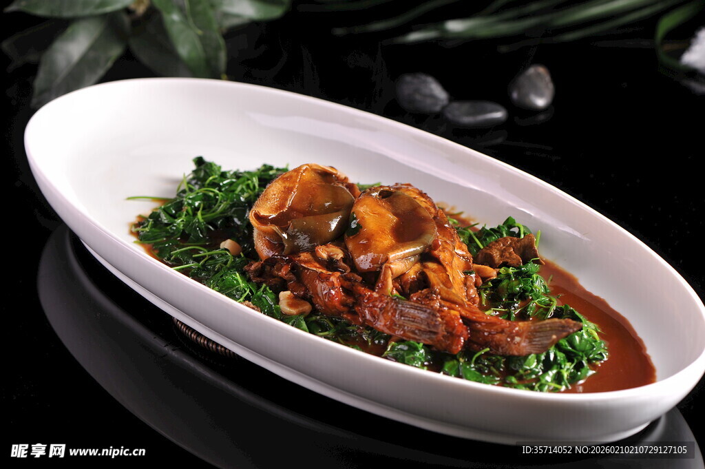 红烧河豚配青菜