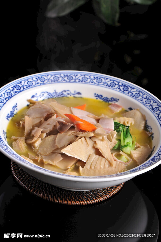 青花瓷碗中的美味笋干