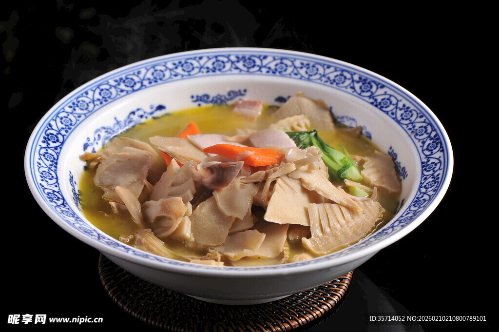 青花瓷碗中的美味笋干