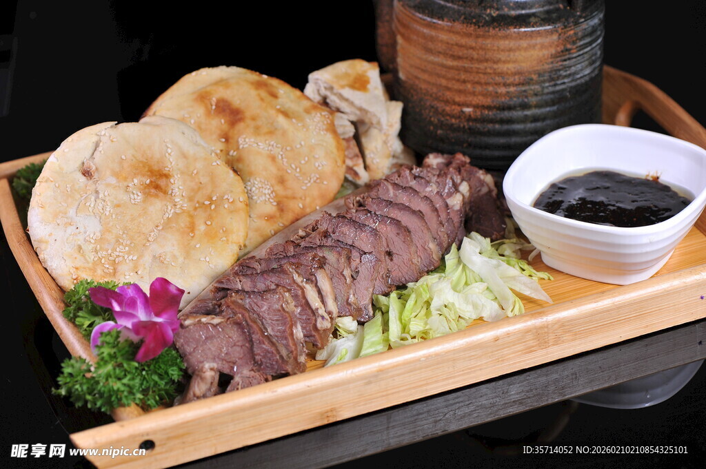 中式牛肉拼盘与面食
