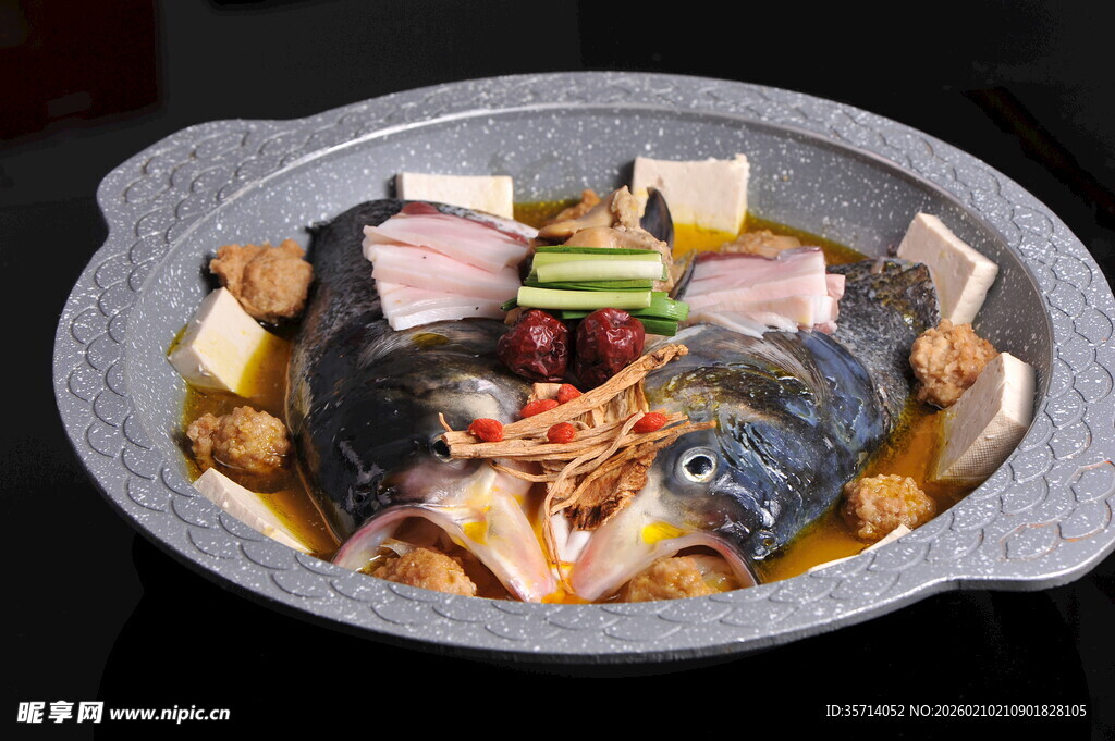 美味丰盛的特色鱼头火锅拼盘