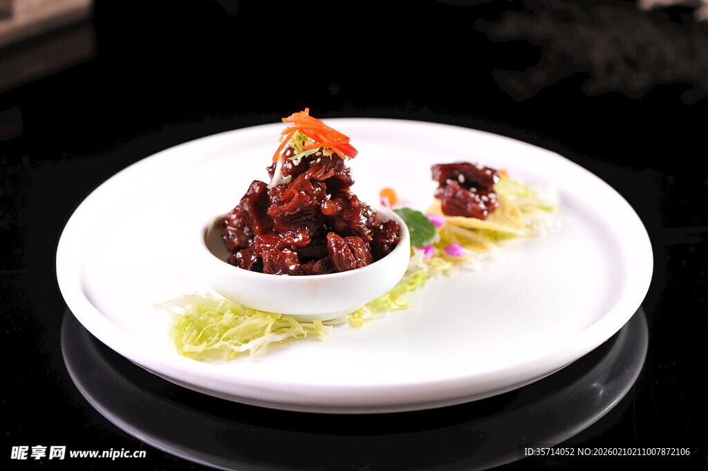 精致摆盘的美味中式小排