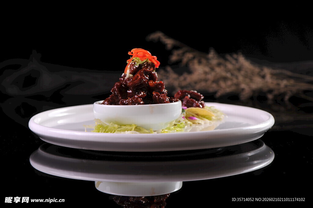 精致摆盘的美味佳肴小排