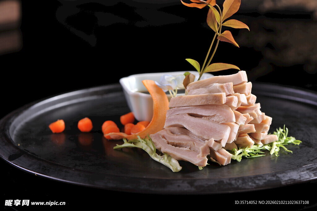 精致摆盘的美味猪肚料理