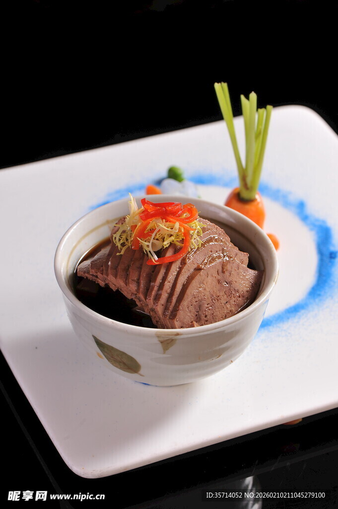 精致摆盘的美味猪肝