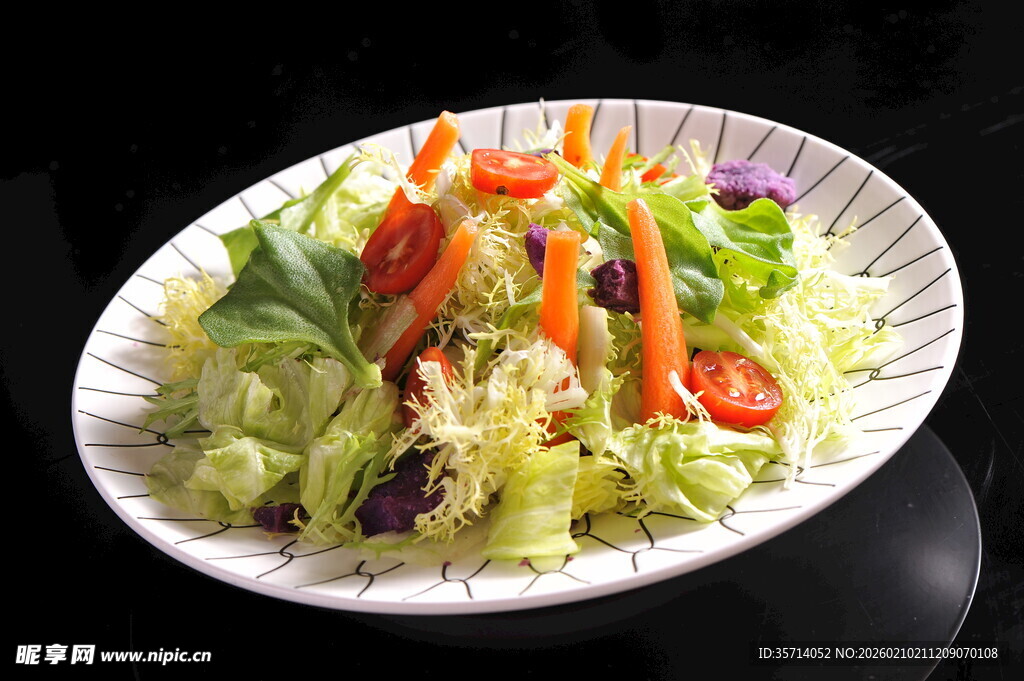 新鲜蔬菜沙拉摆盘精致