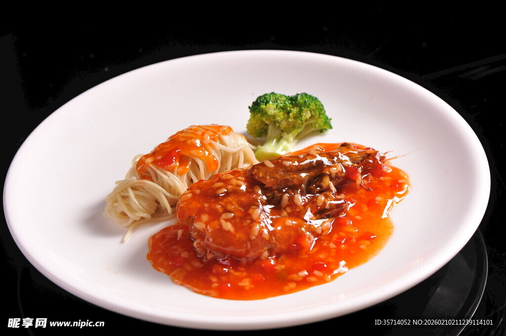 番茄虾酱意面配西兰花