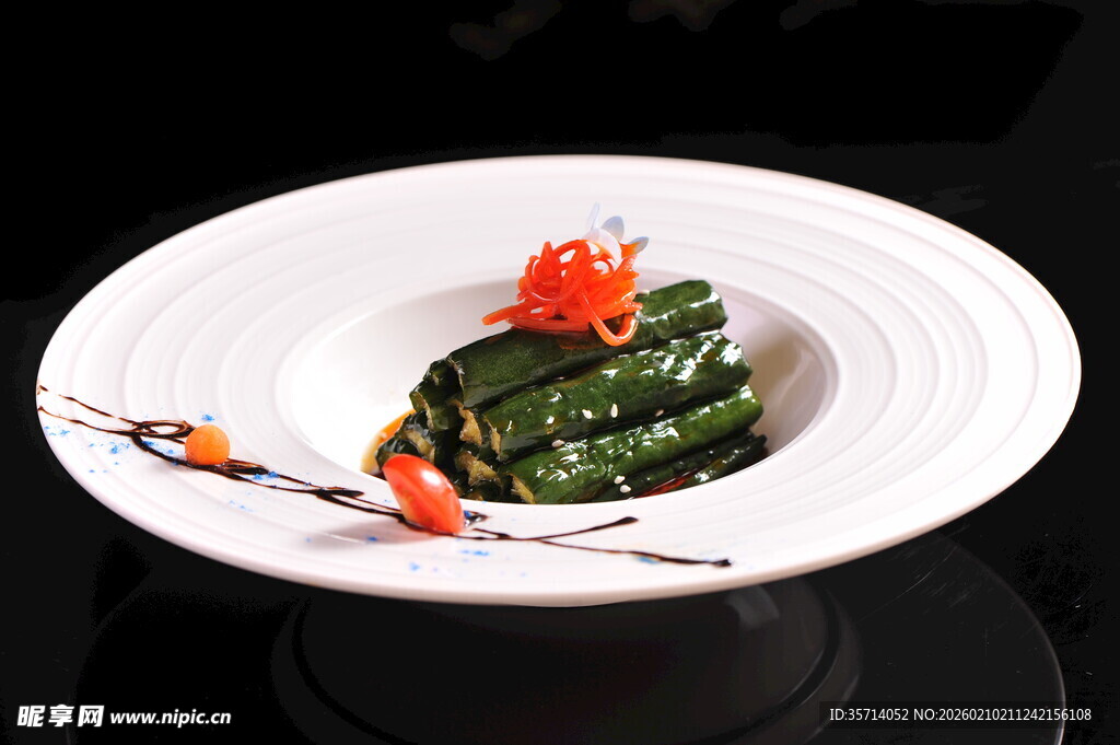 精致摆盘的翡翠黄瓜卷