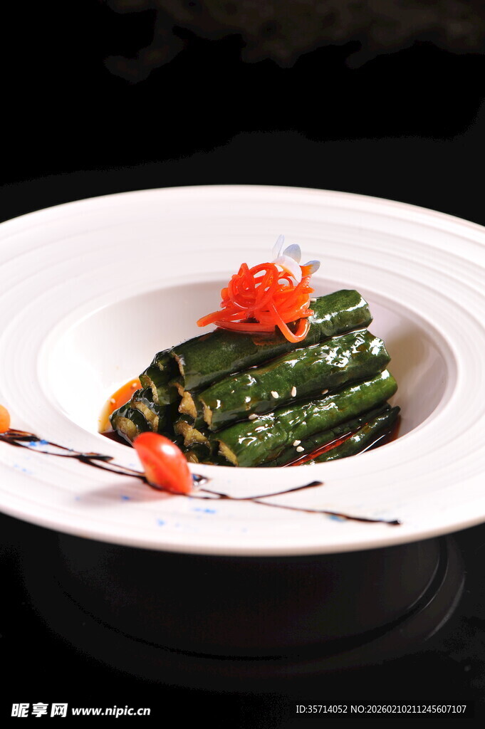 精致摆盘的特色酱腌黄瓜