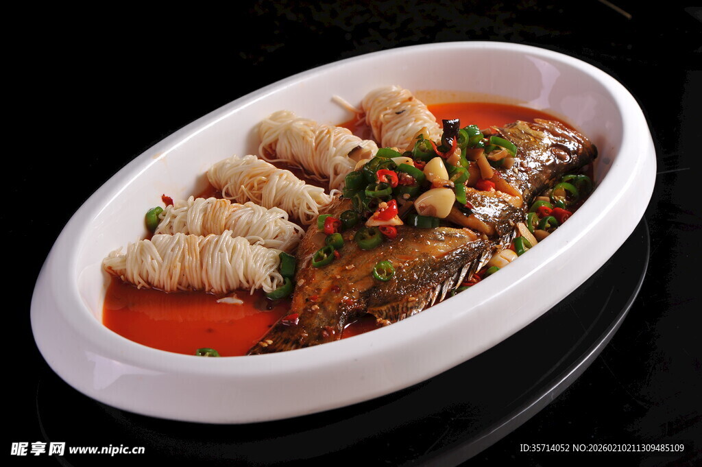 红烧鱼配粉条美味佳肴