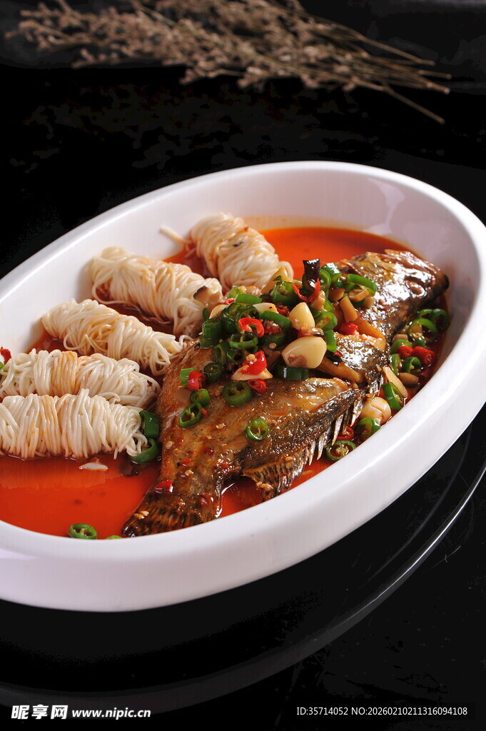 红烧鱼配卷状食材