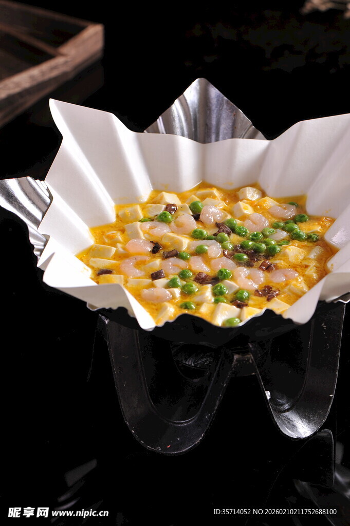 纸托装的美味蔬菜虾仁