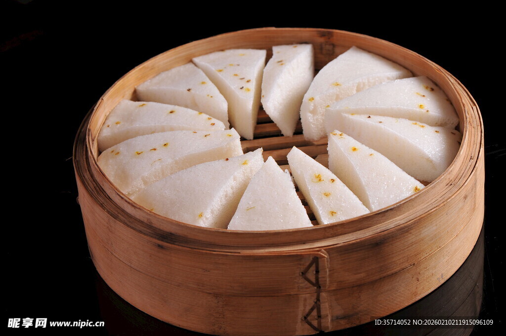 竹制蒸笼里的美味糕点