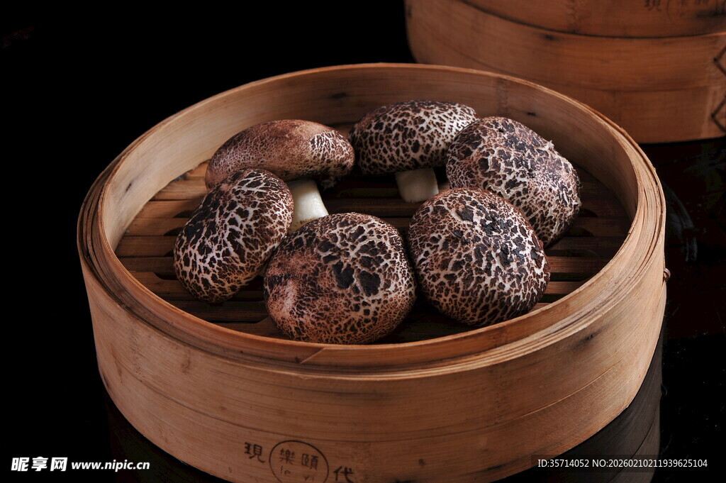 竹制蒸笼里的美味香菇