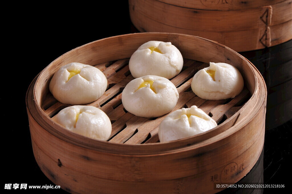 竹制蒸笼里的美味小包