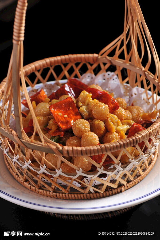 竹篮装的多彩美味小吃