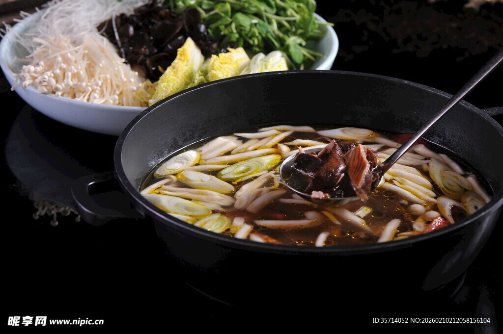 美味锅中食材丰富麻辣烫