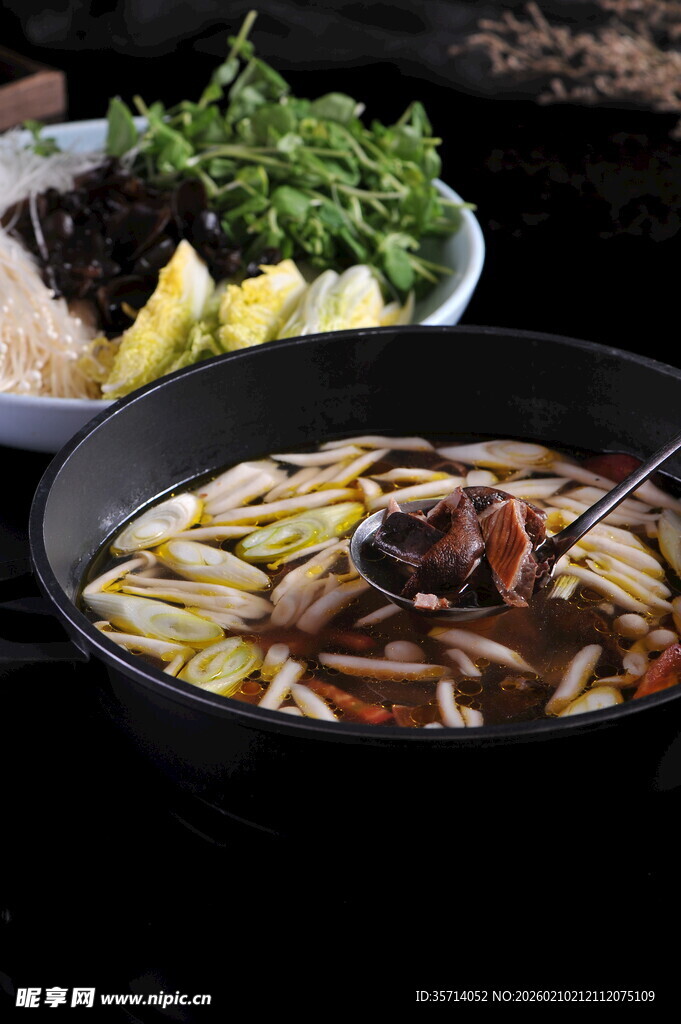 美味热气腾腾的特色火锅