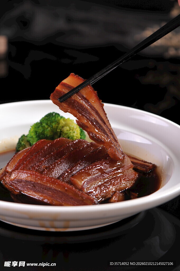 美味红烧扣肉配西兰花