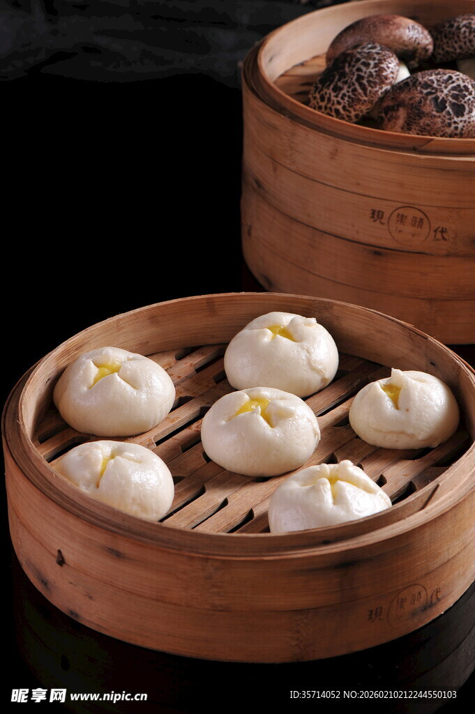 竹制蒸笼里的美味小笼包