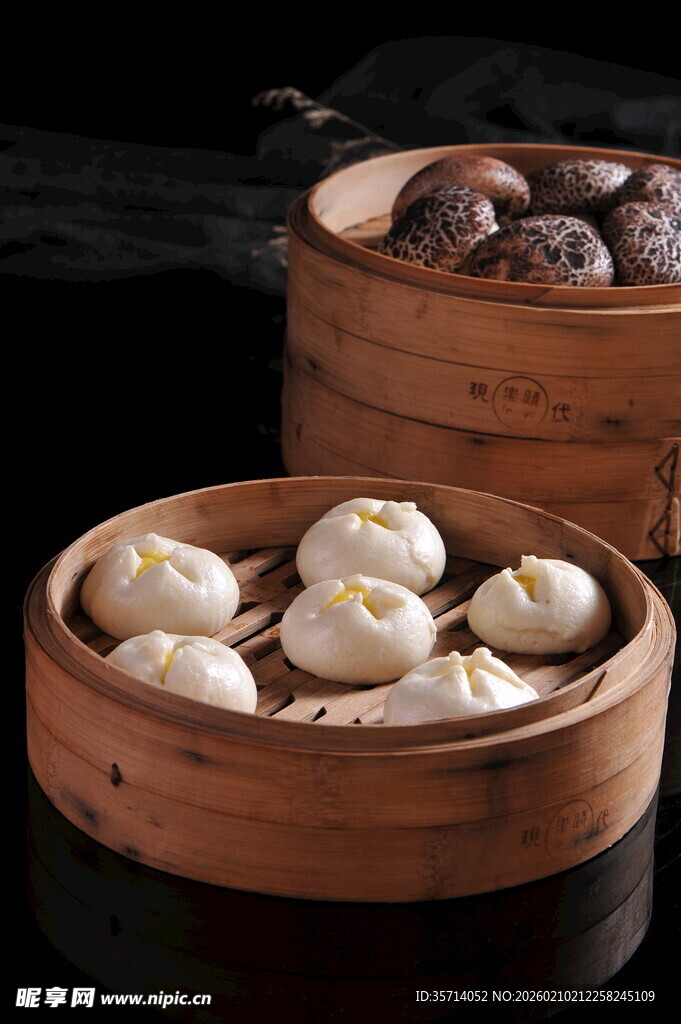 竹制蒸笼里的美味中式点心